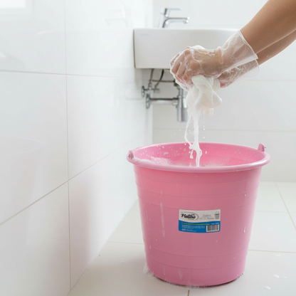 Cubeta Platino rosa limpiando baño